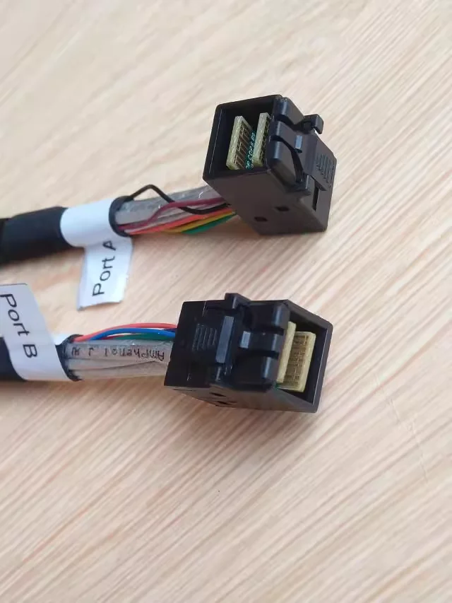 Mini SAS HD SFF-8643 to SFF-8643 angled cable 0.5m