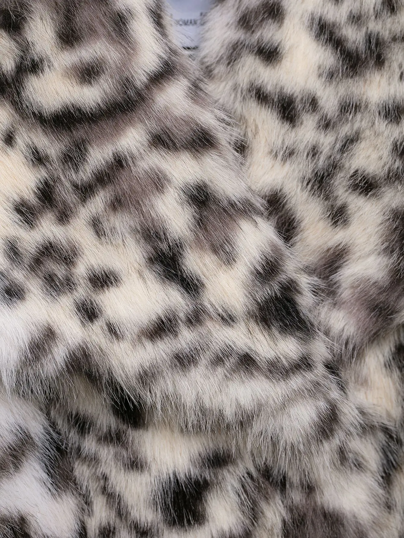 سترات كلاسيكية من الفرو الصناعي على شكل الفهد للنساء بياقة على شكل V وأكمام طويلة معاطف دافئة سميكة موضة خريف وشتاء 2025 ملابس خروج خارجية