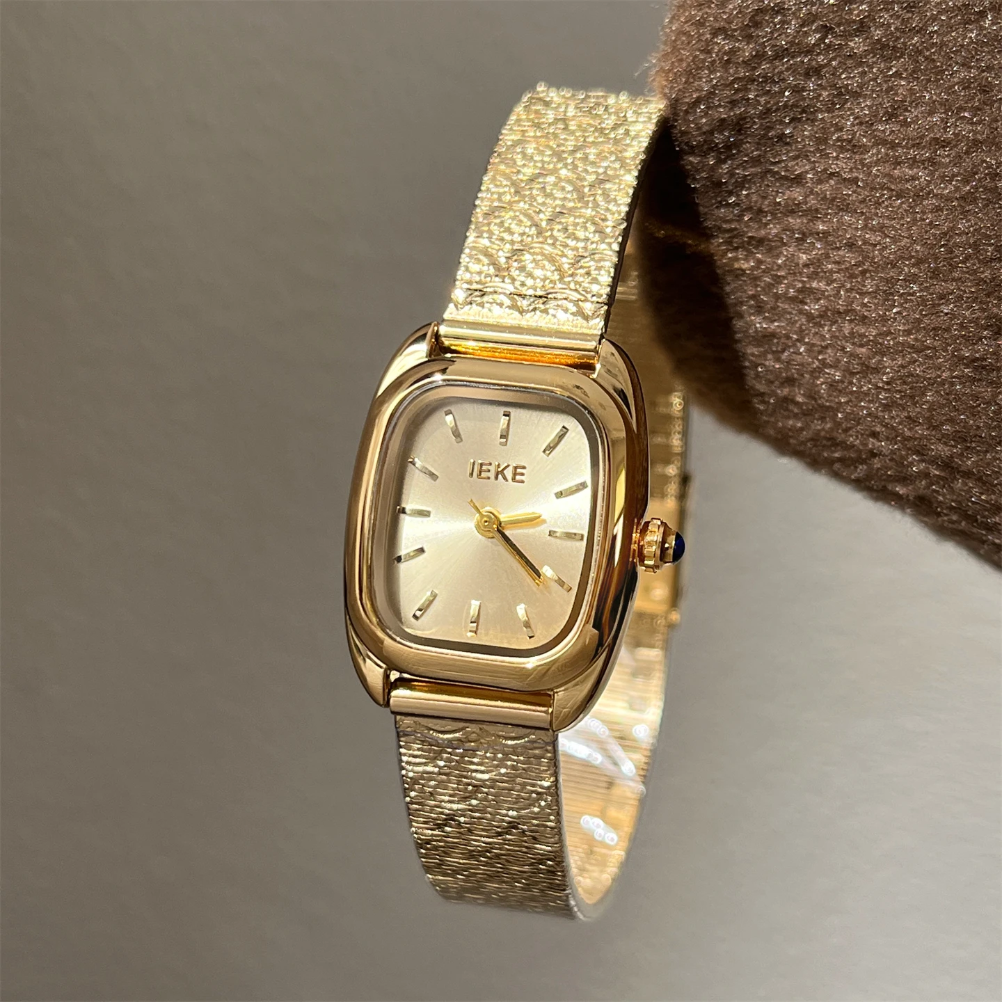 

Medieval temperament watch for women, versatile gold, high-end, niche design, light luxury small gold watch