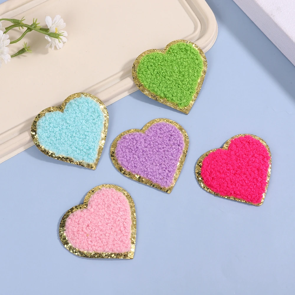 5 Stück/Set 5cm Herz-Chenille-Aufnäher mit Goldrand, bestickte Aufnäher zum Aufbügeln für DIY-Nähprojekte, Applikationen und Kleidungszubehör – Detail 3