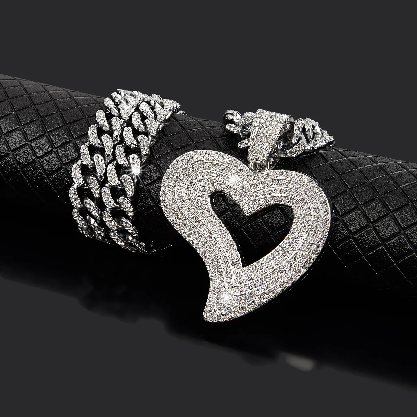 1pc nuovo arrivo classico ciondolo decorativo con strass a forma di cuore, coppia stile Hip-Hop per l\'uso quotidiano da uomo e da donna