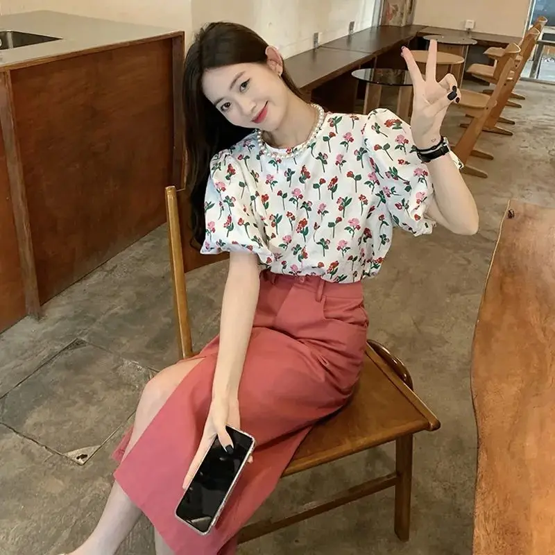 

Женский летний комплект 2026: блузка с цветочным принтом и рукавами-фонариками, юбка миди с высокой талией и боковым разрезом