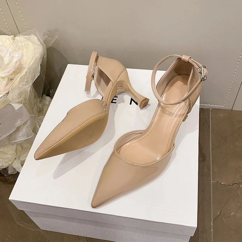 أحذية جديدة للربيع والصيف بكعب عالٍ: صندل أنيق بمقدمة مدببة وحزام واحد مفتوح الجوانب وكعب مغلق.
