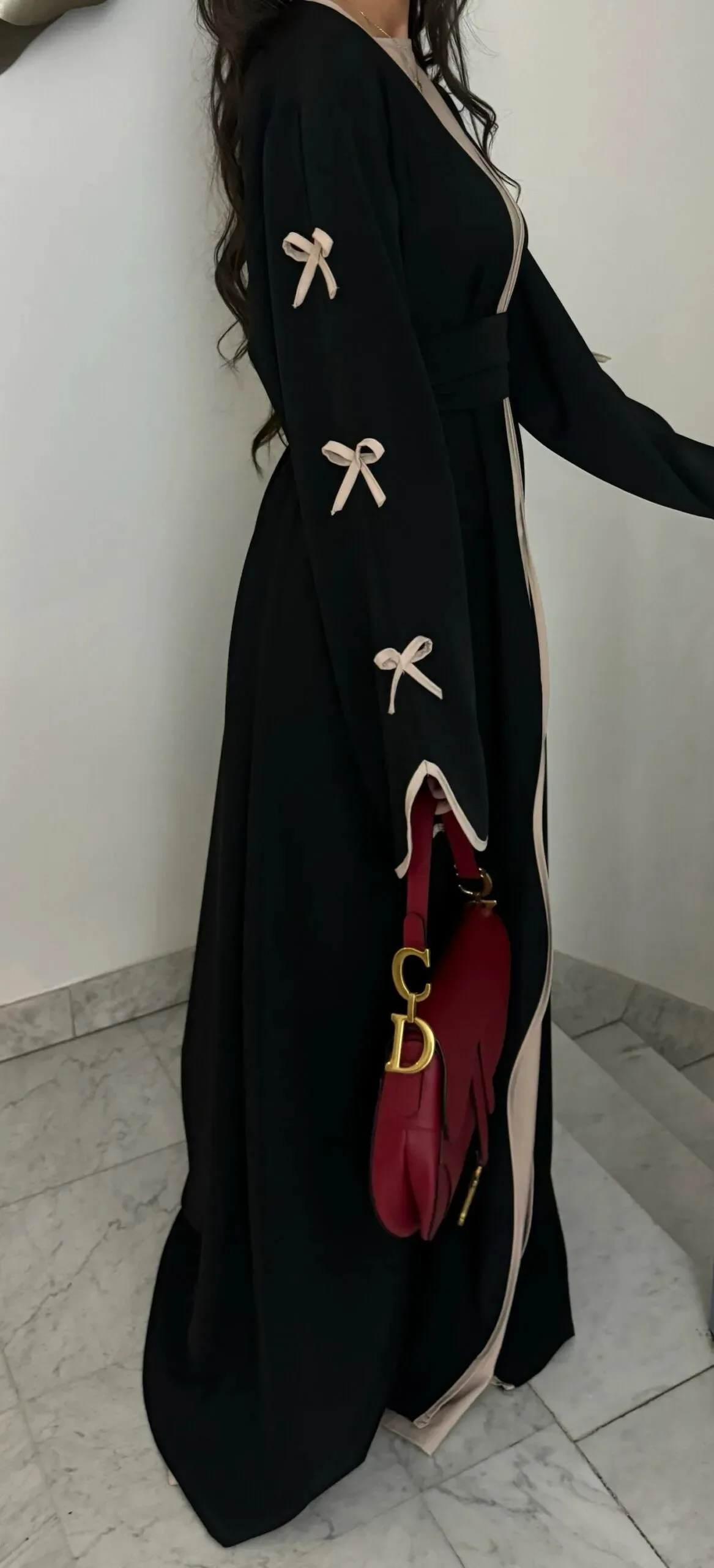 Abaya noir élégant pour femmes musulmanes, mode modeste avec robe islamique à manches longues avec nœud élégant, détails pour le quotidien et le spécial