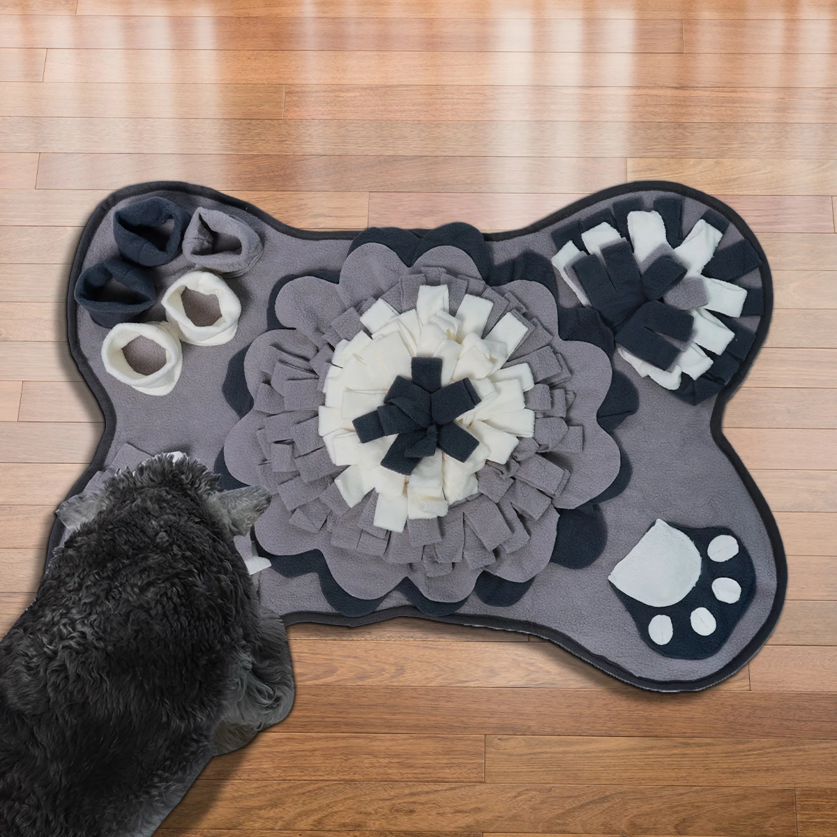 تتميز بساط نفخ الكلاب بتصميم على شكل عظمة يساعد على تدريب مهارات تعريف كلبك