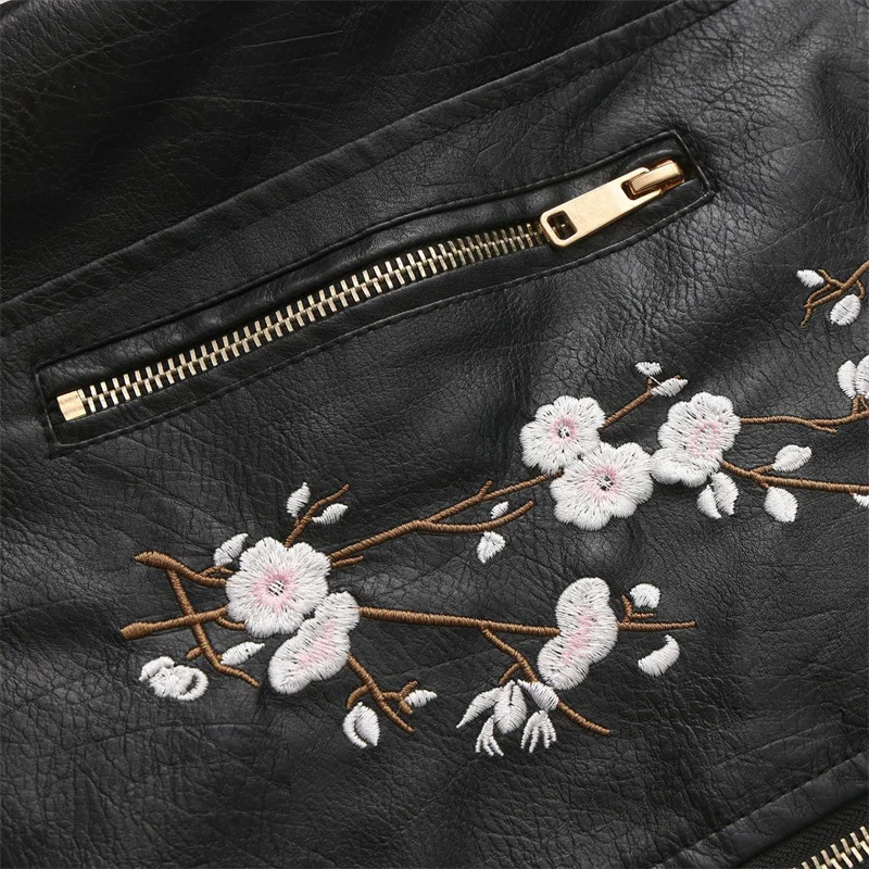 2025 Streetwear Giacca corta in pelle ricamata Cappotti in PU da donna Primavera Autunno Zipper-up Moto Biker Capispalla Giacche di grandi dimensioni