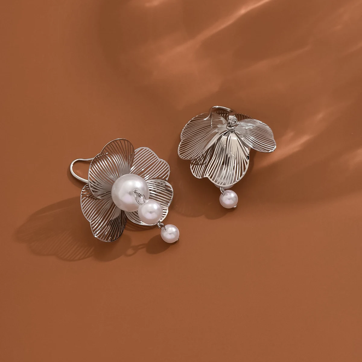 مزاج فاخر خفيف، أقراط لؤلؤ زهرة رائعة للغاية، أقراط بتصميم عصري للبيع بالجملة للنساء