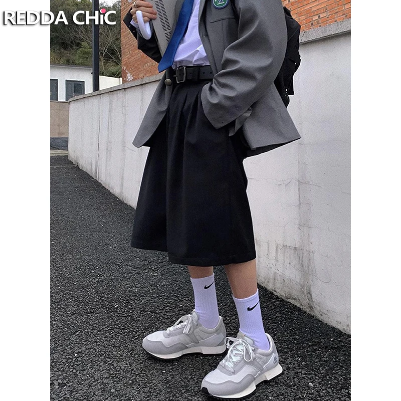 

REDDACHIC винтажный черный плиссированный костюм, шорты, мужские шорты с высокой талией и карманами, однотонные повседневные широкие брюки большого размера, корейская уличная одежда