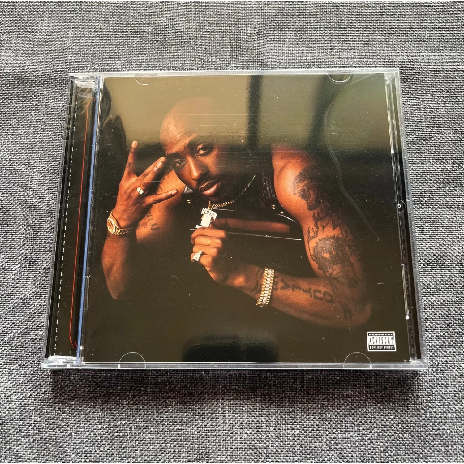 CD de audio vocal de hip hop de alta calidad, con una portada de fotografía de retrato de estilo vintage y tonos profundos, y música de rap para audiófilos.