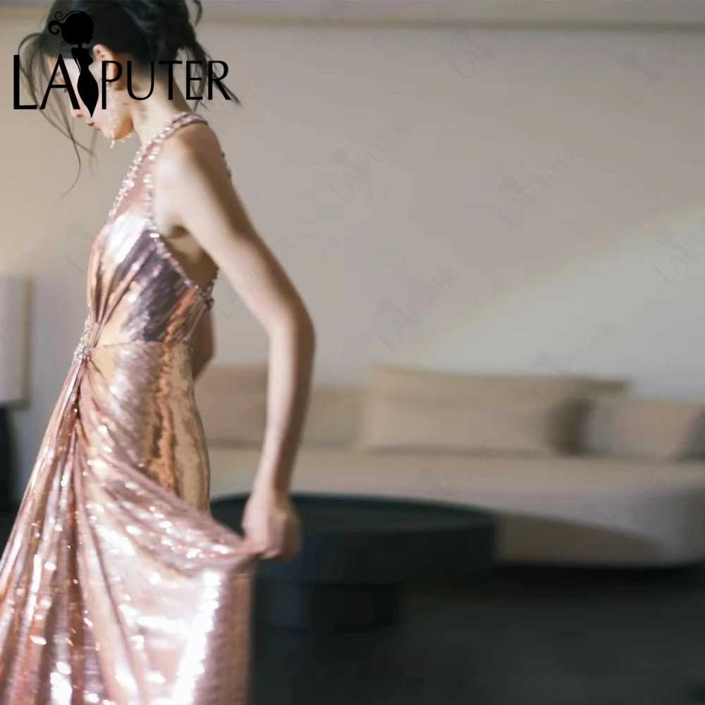 ピンクゴールドのマーメイドイブニングドレス,ストライプとスパンコール,ホルターネック,クリスタルビーズのエッジ,Vネック,ボールガウン,フォーマルな有名人の衣装