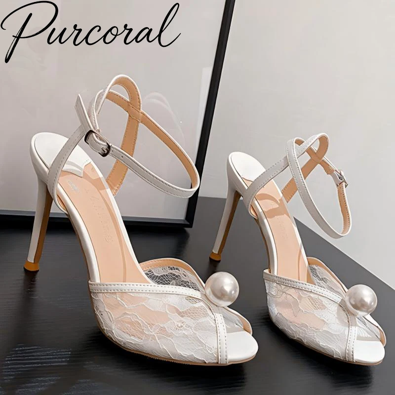 Purcoral 2026 Neue Damen Weiße Spitzen-Sandalen mit Perlen-Dekor Knöchelriemen Stiletto High Heels Offene Zehen Brautschuhe mit Gratis Geschenk