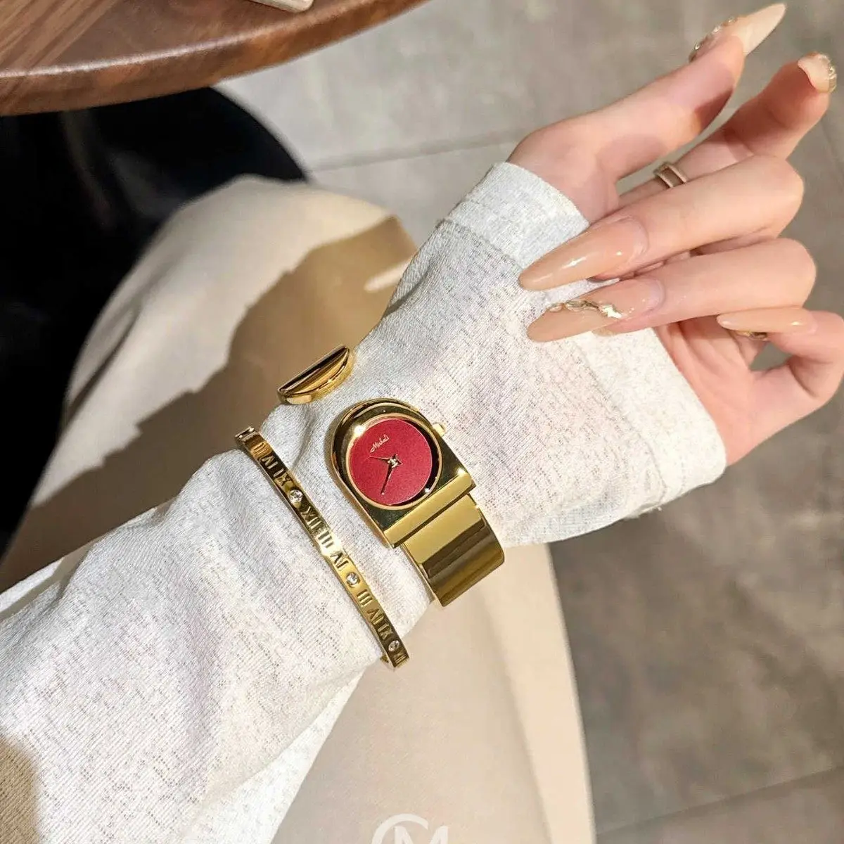 New Luxury Bracelet Watch, Stylish And Retro Personalized Women'S Watch, Gold Watch With A Light Luxury And High-End Feel.