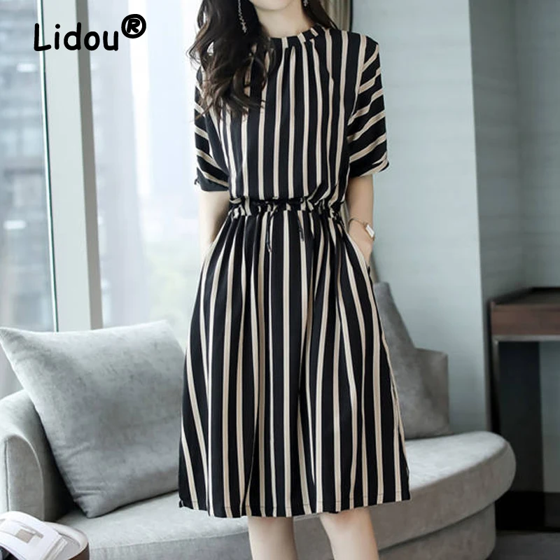 

Striped Print Summer O Neck Short Sleeves Loose Waist Office Lady Elegant Mid-length Dresses Casual Pocket Women's Clothing 2022