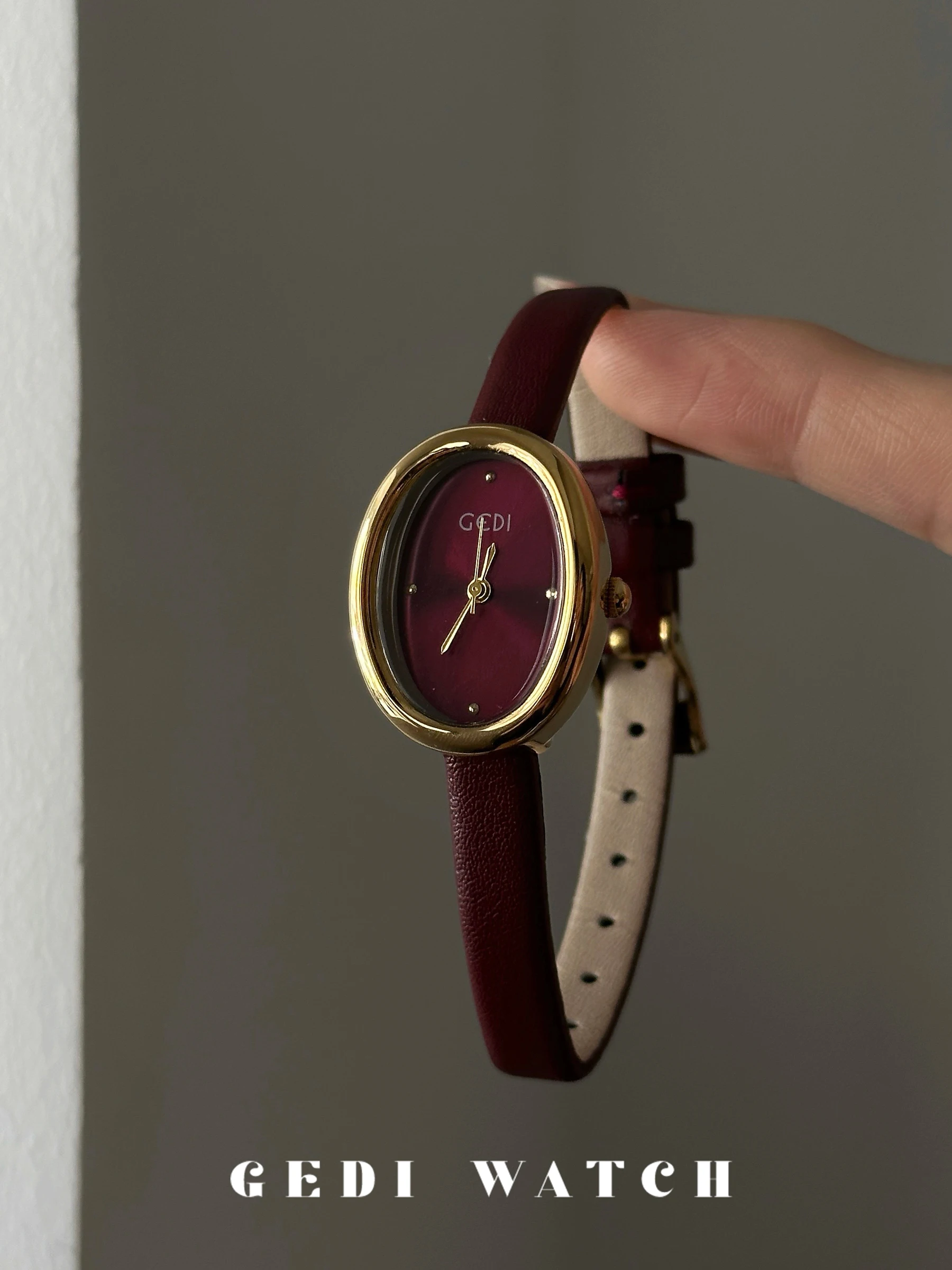 

Red Watch Oval Fashion Watch for Women 2025 Luxury Ladies Niche Vintage-Chic Women Wristwatch Stainless Steel Watch Gift