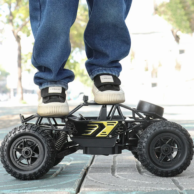 1: 18 Six Wheel Drive RC CAR Cross-country Climbing Spray Racing Car Remote Control Electric Car Fall Resistant Boy Toy Gift