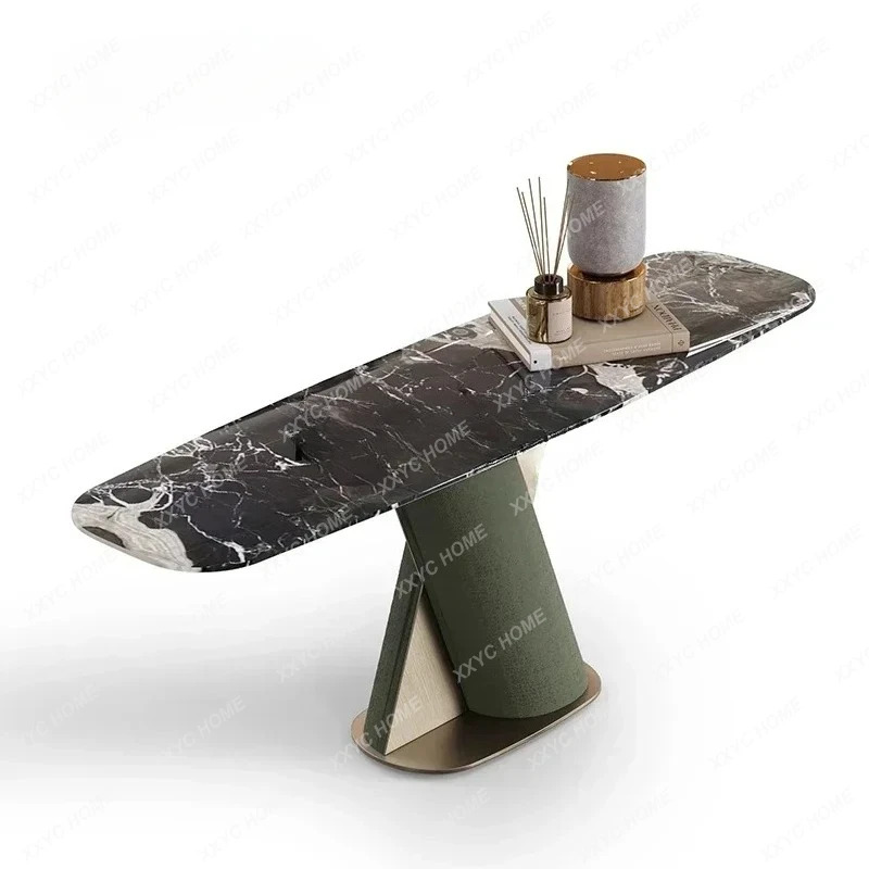 

Современный роскошный стол из натурального мрамора для прихожей, устанавливаемый у стены напротив двери.