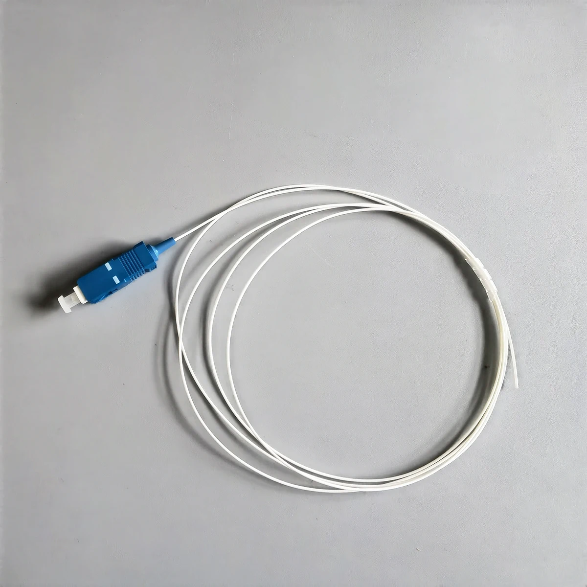 10 個 SC/UPC ファイバーピグテール シングルモード 9/125μm G652D ハイトレル耐火ジャケット 1.3m タイトバッファー 0.9mm SC 光ファイバーピグテール