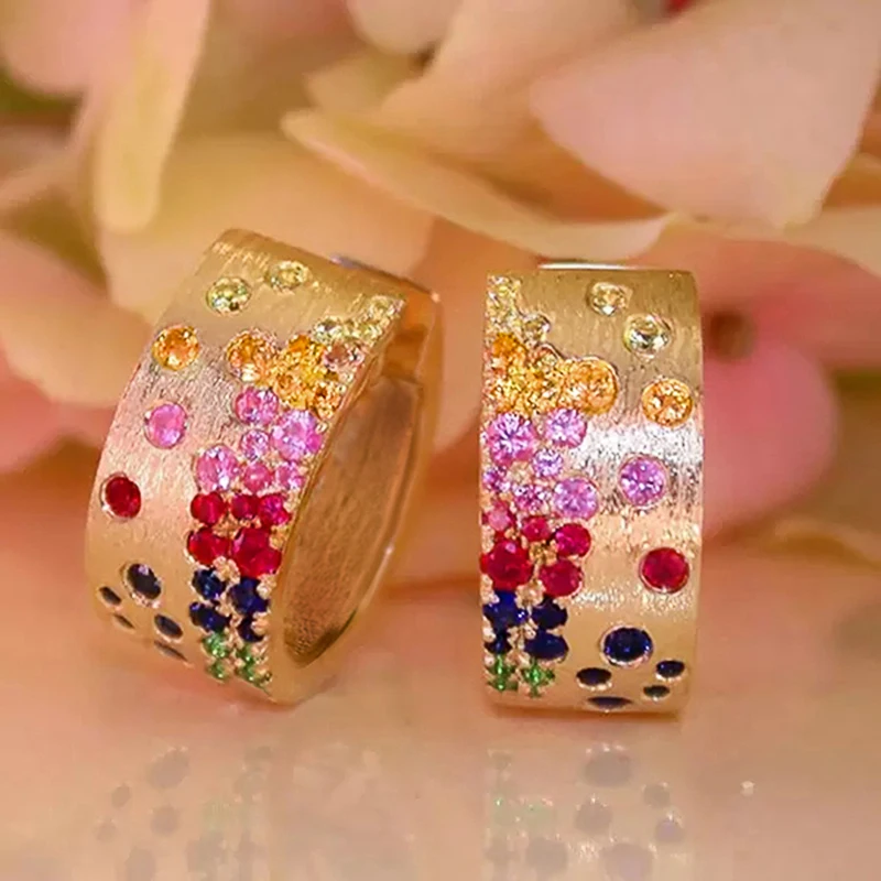 Huitan Edle goldfarbene Damen-Creolen mit brillanten, farbenfrohen Zirkonia-Steinen – Modische Party- und Hochzeitsaccessoires für Damen, ausgefallener Schmuck