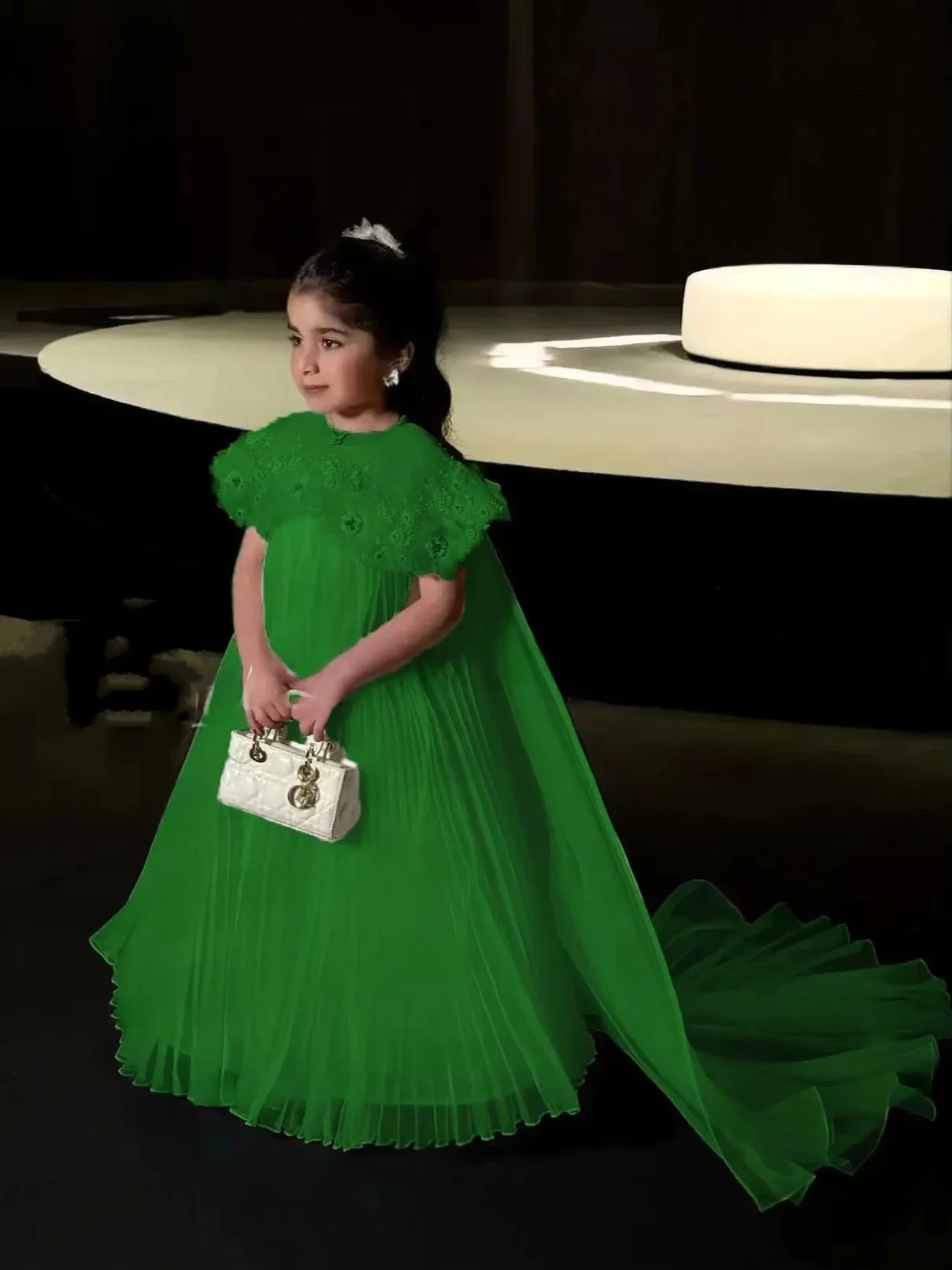 Verziertes, plissiertes Chiffonkleid für Mädchen mit Flügelärmeln und abnehmbarer Schleppe, ideal für Blumenmädchen, Geburtstagsfeiern, Klavier. – Detail 7