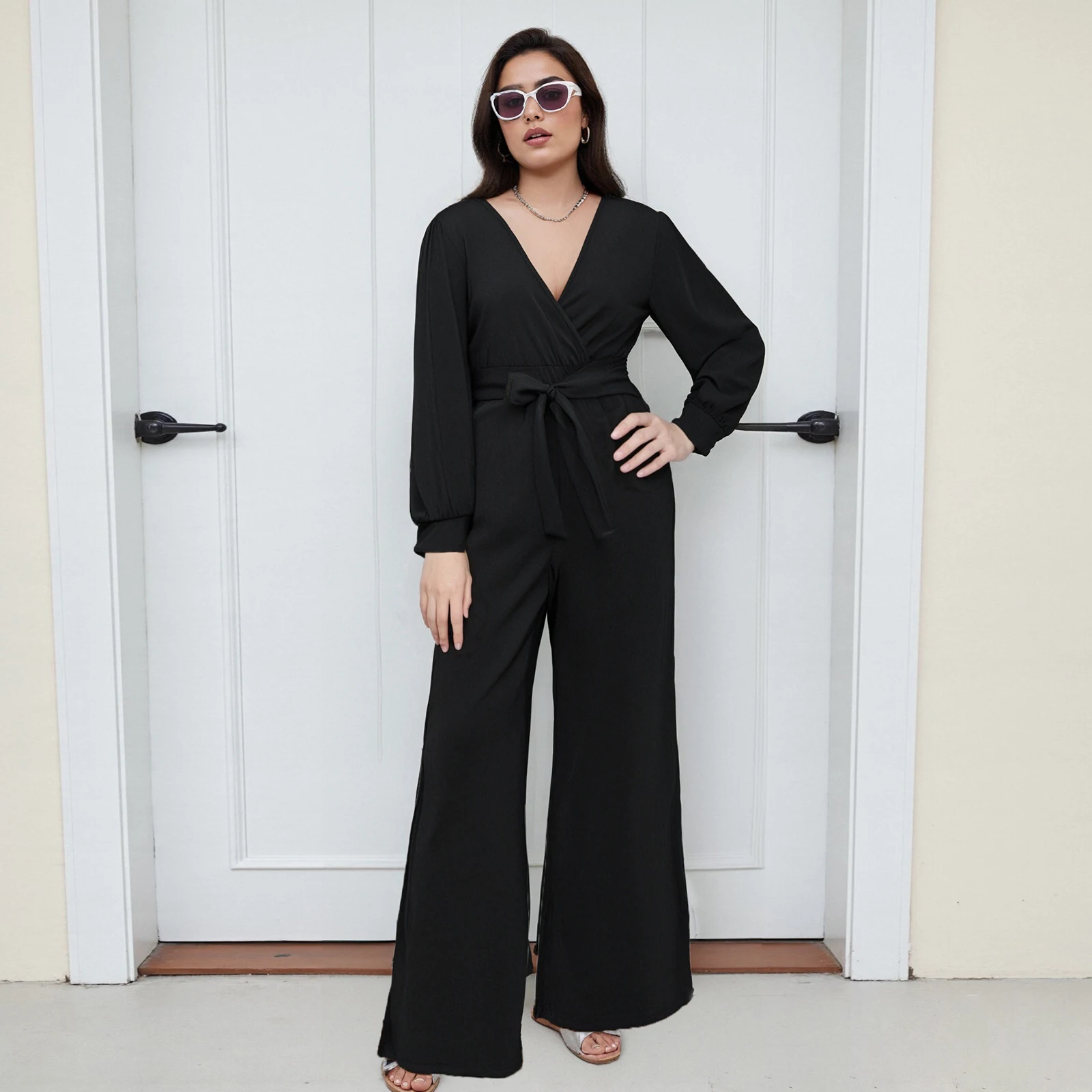 بذلة نسائية بمقاس كبير بلون سادة ورقبة على شكل حرف V وأكمام طويلة وساق مستقيمة مع حزام