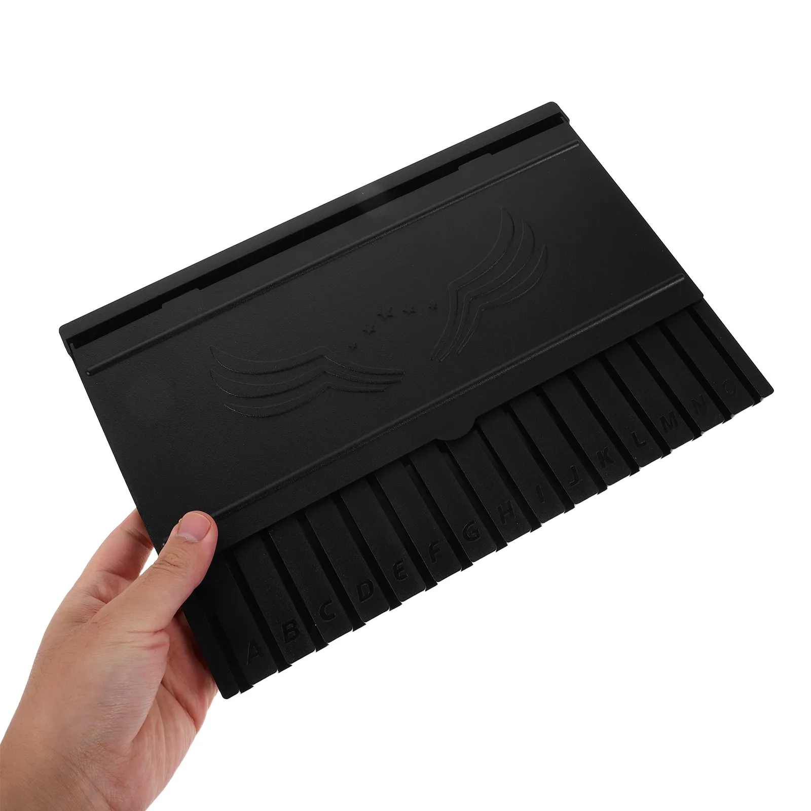 

Черная подставка-органайзер для деталей с группировкой по буквам: эффективное настольное хранилище для сборки и демонстрации комплектов