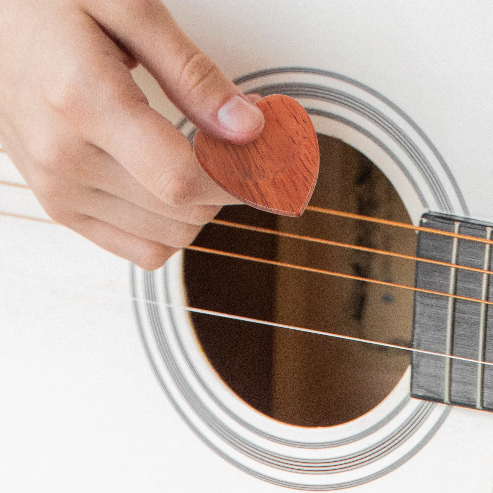 

2Pcs Heart-Shaped Wooden Guitar Pick Non-Slip Smooth Surface Plectrum for Folk Bass Guitar Practice Bright Sound
