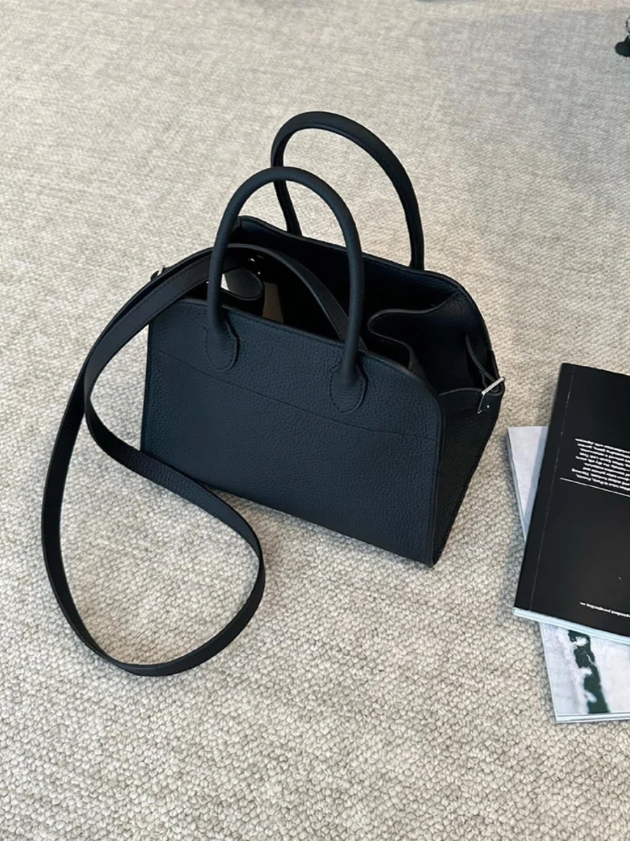 حقيبة يد نسائية فاخرة جديدة لعام 2025 من هونغ كونغ فون آند كيك، حقيبة كتف عملية بتصميم بسيط من الجلد الناعم بأسلوب بريطاني