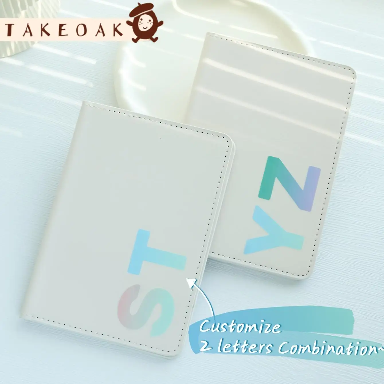porta-passaporte-personalizado-em-couro-brilhante-branco-com-iniciais-em-dois-tons-pastel-carteira-de-viagem-com-monograma-duplo-personalizado-presente