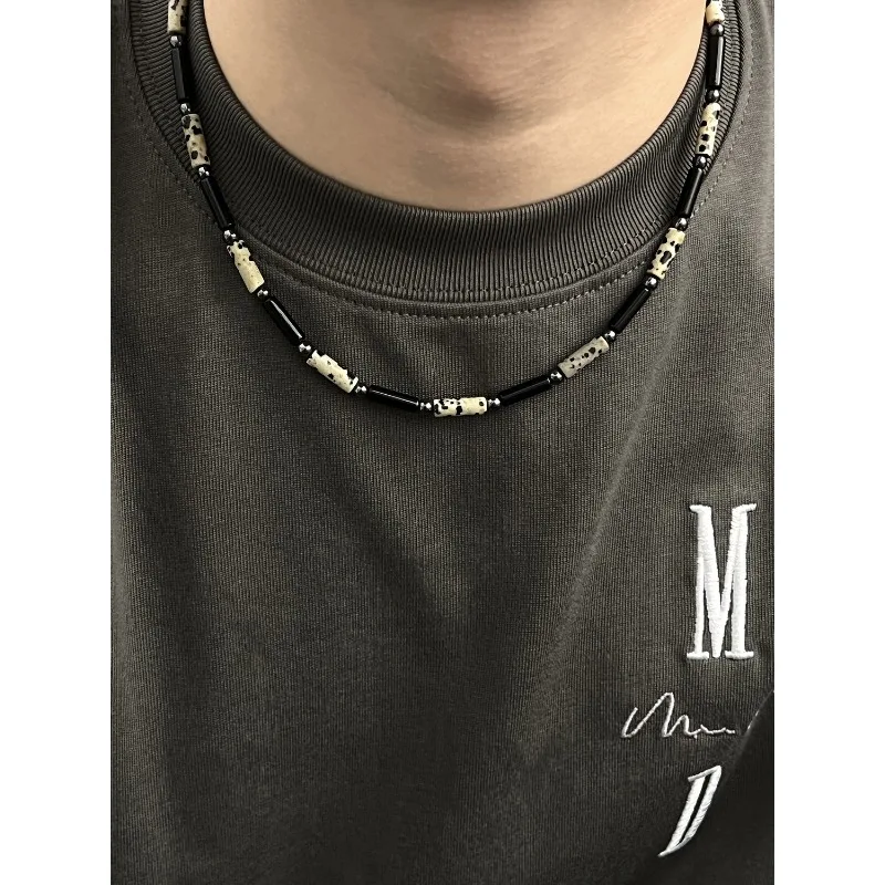 

Ожерелье из бисера из крапчатого натурального камня. Уникальная дизайнерская цепочка на воротник унисекс. Минималистичные гендерно-нейтральные украшения для повседневного слоя.