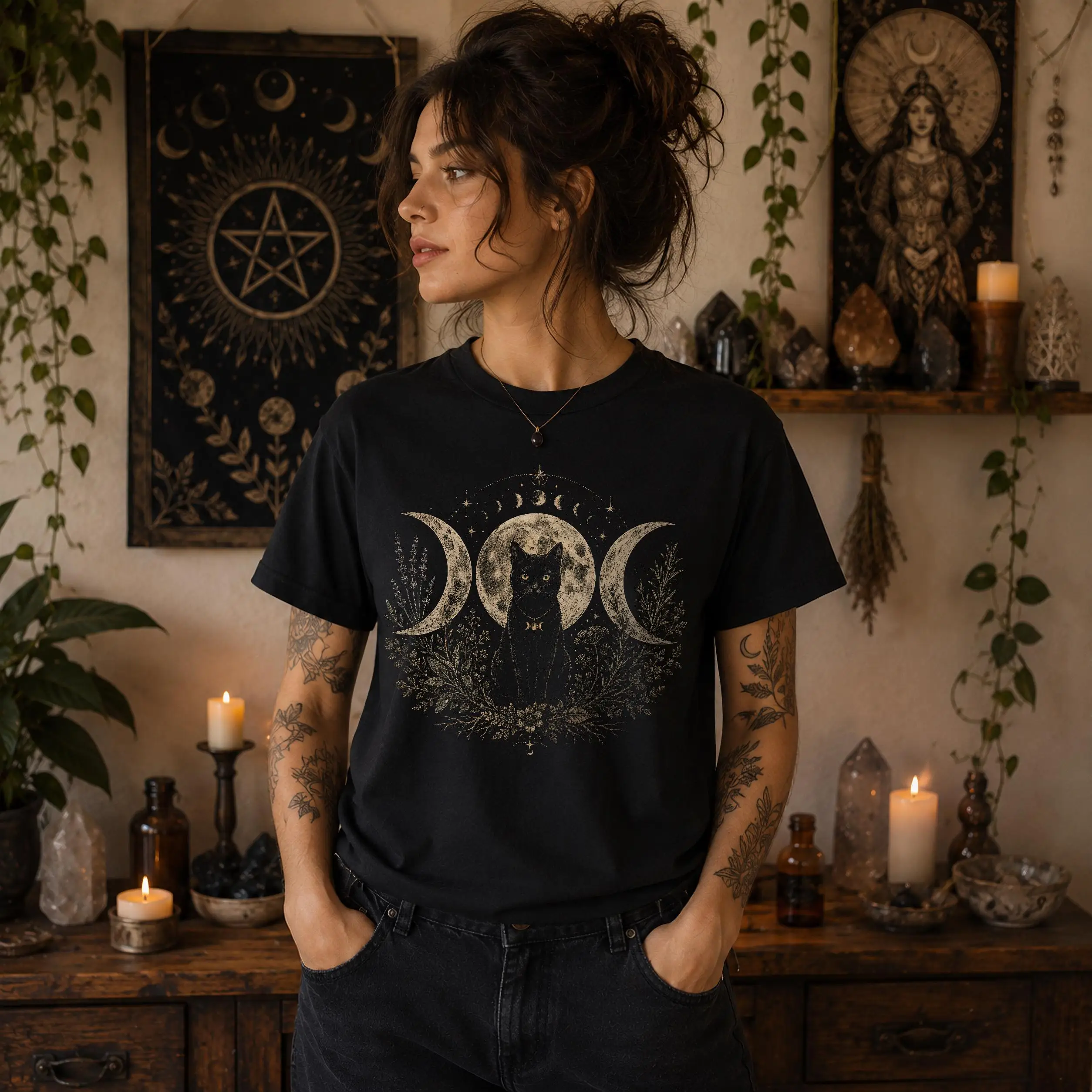 Black Cat Triple Moon Shirt: Hexenkatzen-T-Shirt | Paganisches Mondphasen-T-Shirt | Wicca-Familiengeschenk | Mystisches Unisex-Shirt Hexengeschenk – Detail 4
