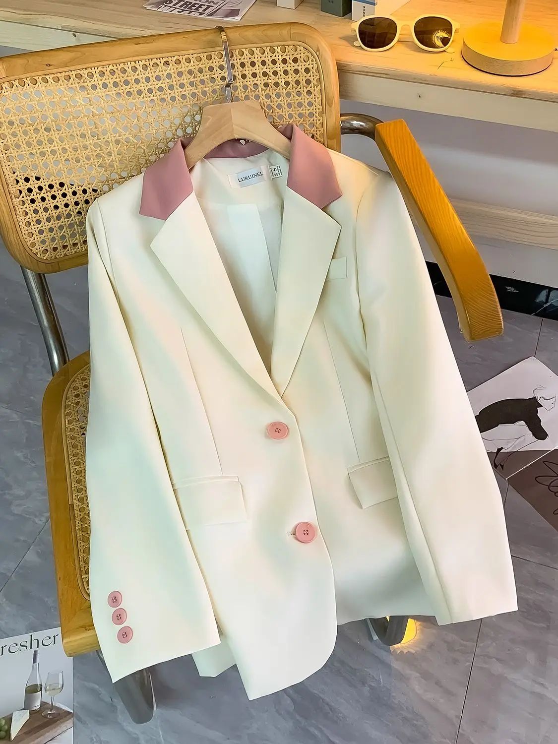 เสื้อเบลเซอร์ผู้หญิงสไตล์เกาหลี แฟชั่นลำลอง ทรงปกติ ใส่ได้ทุกวัน สีขาว เหมาะกับฤดูใบไม้ผลิ ใหม่ล่าสุด แมทช์ได้กับทุกชุด