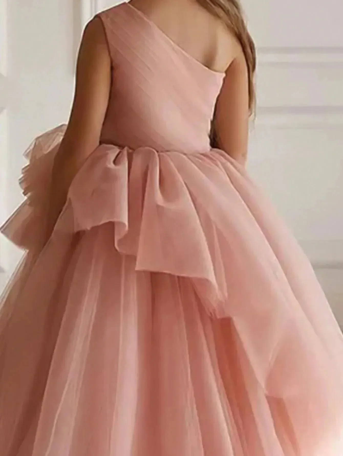 Customizable pink one-shoulder flower girl dress for girls layered tulle trailing tutu skirt A-line pleated dress wedding party