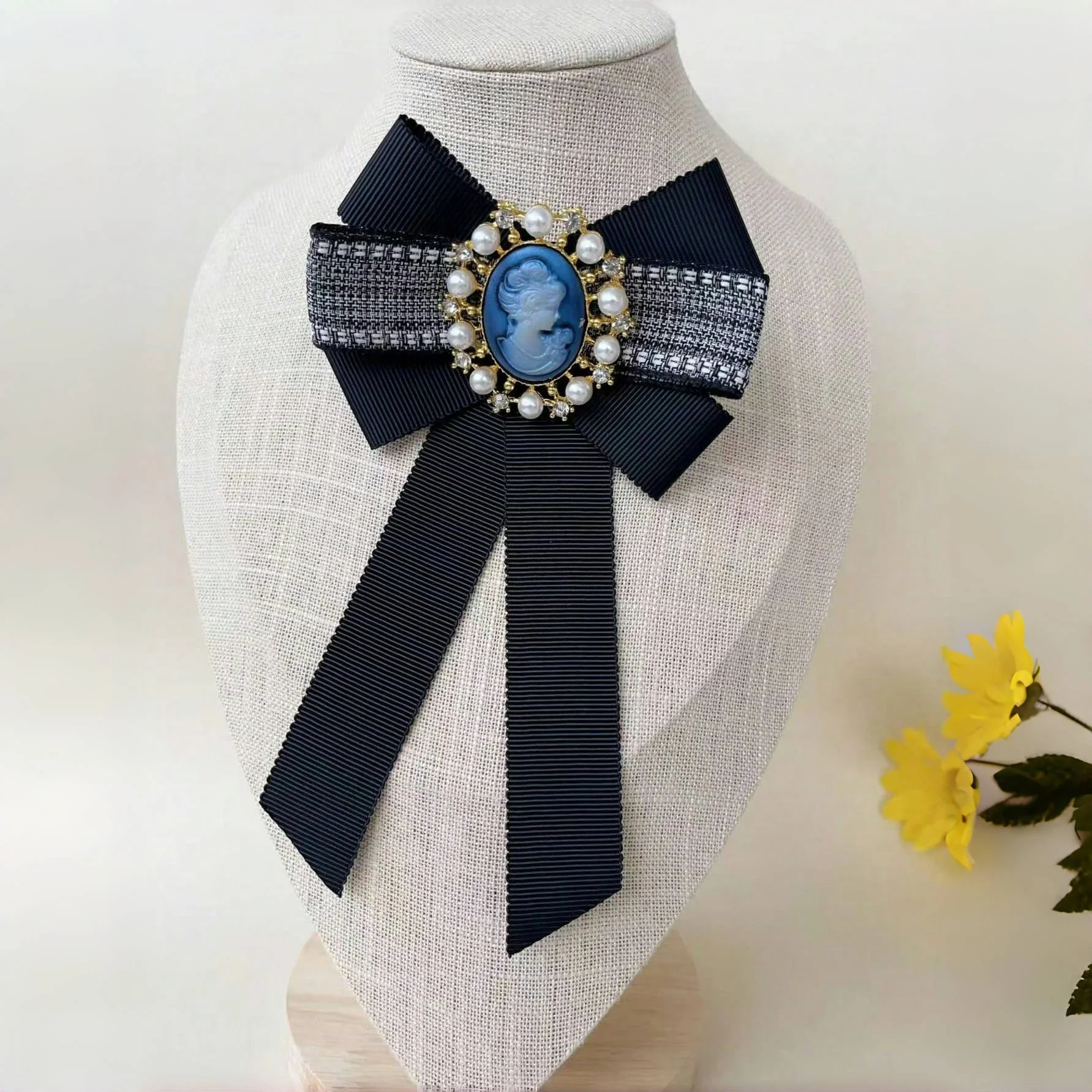 ヴィンテージの高級スタイルの黒いサテンの蝶ネクタイ1個、真珠や宝石で飾られ、ビジネス交渉、ディナーパーティー、カクテルパーティー、ロマンチックなデートに適しています、光沢のあるポリエステル繊維（ポリエステル）