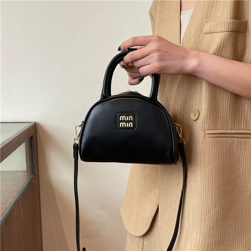 

Модная сумка через плечо в форме ракушки — эмблема из полированного металла, текстура мягкого бархата, просторное основное отделение, шикарный повседневный аксессуар