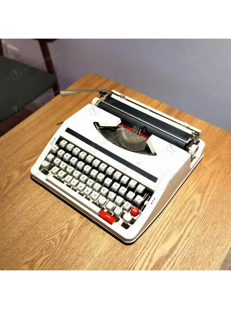 Machine à écrire mécanique anglaise à l'ancienne, usage normal, cadeaux littéraires rétro, vieilles choses médiévales