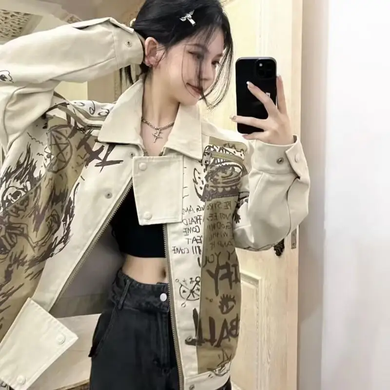 

Горячая новинка 2026: Весенне-осенняя женская одежда, американская бейсбольная куртка с отложным воротником, граффити-дизайн, нишевая мужская/парная мотоциклетная куртка