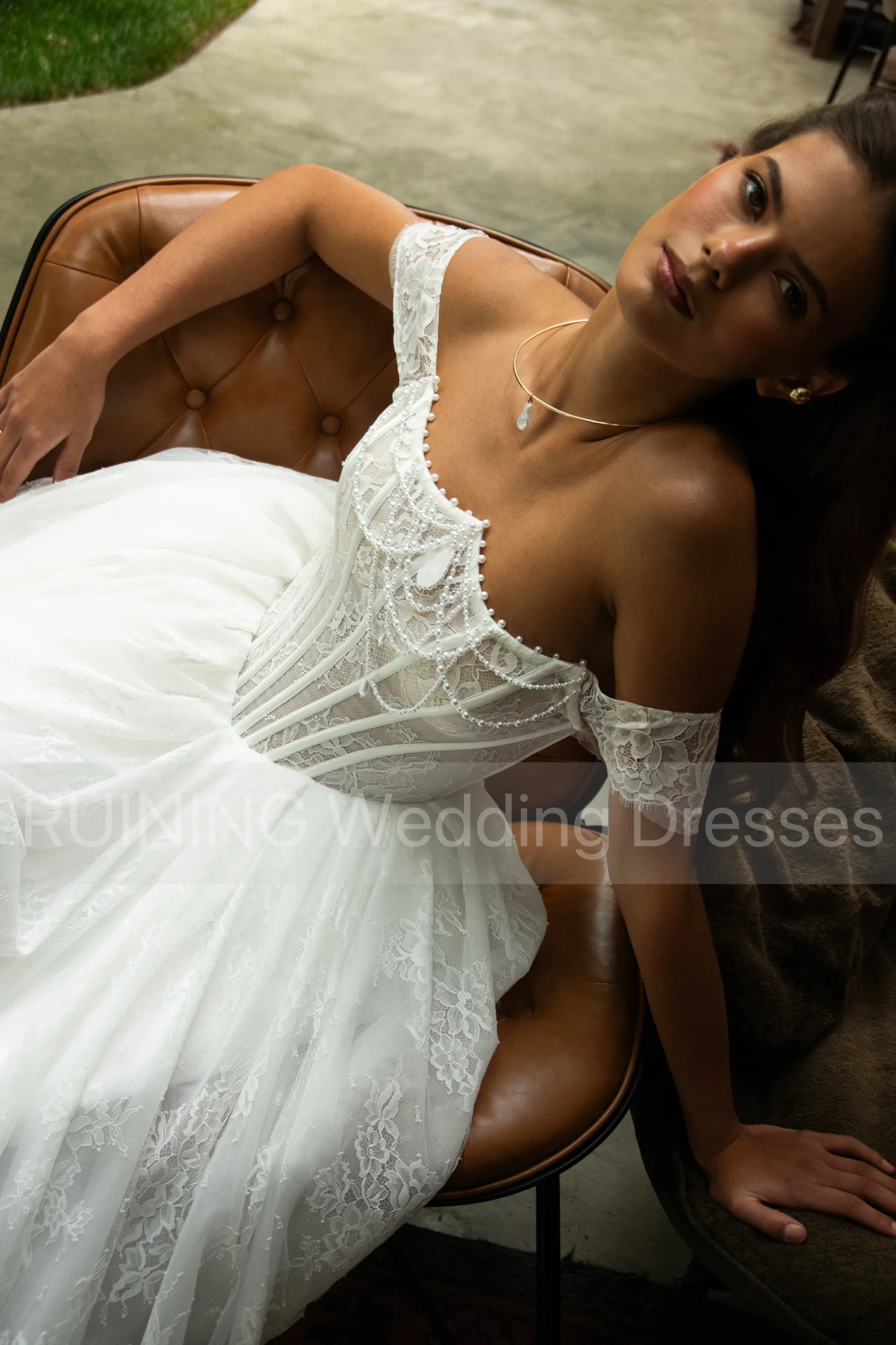 فساتين زفاف مخصصة مكشوفة الكتف لؤلؤ دانتيل 2025 فستان عروس نسائي فاخر على شكل حرف a الوهم رداء حفلات الزفاف #3