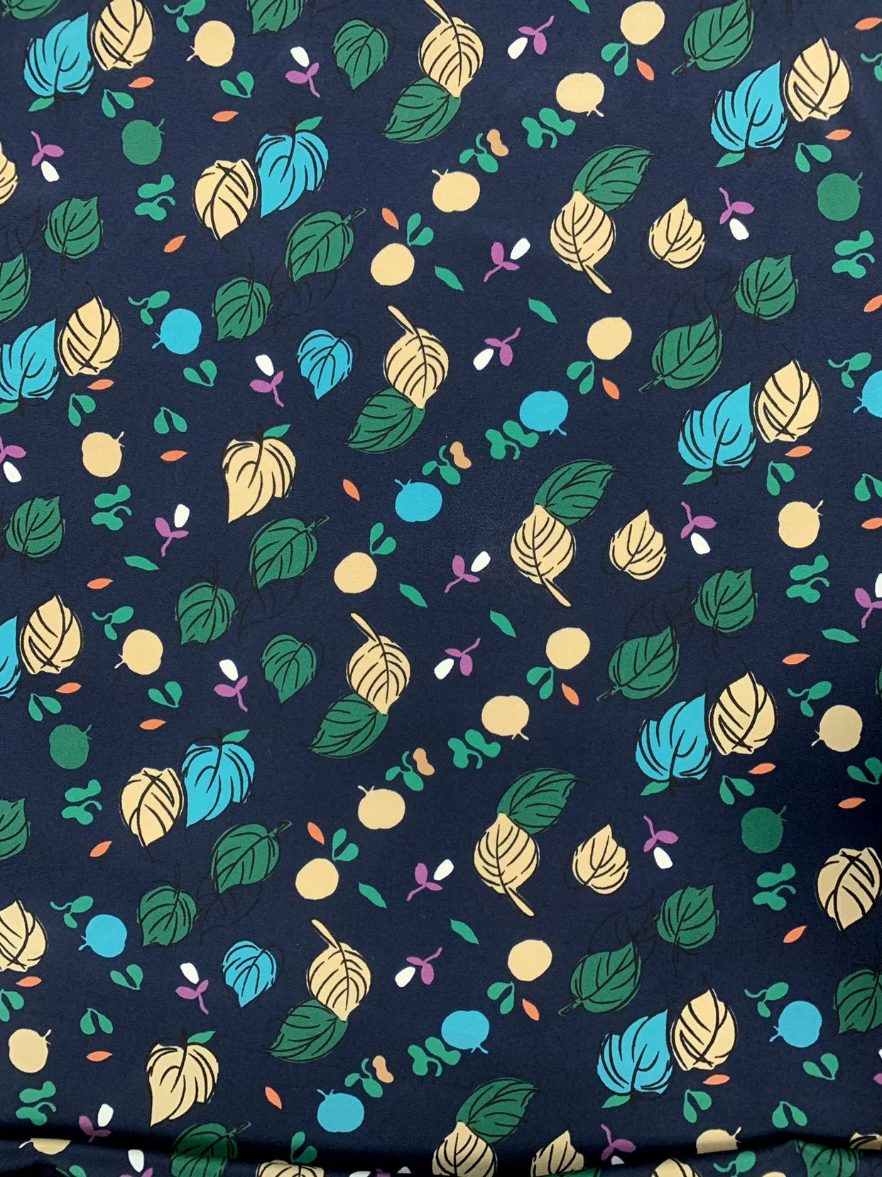 1 متر 95% التوت الحرير 5% دنة 16 مومي كريب نسيج الحرير الأزرق الداكن مع ورقة مطبوعة 138 سنتيمتر 54 "واسعة بواسطة الفناء JX138