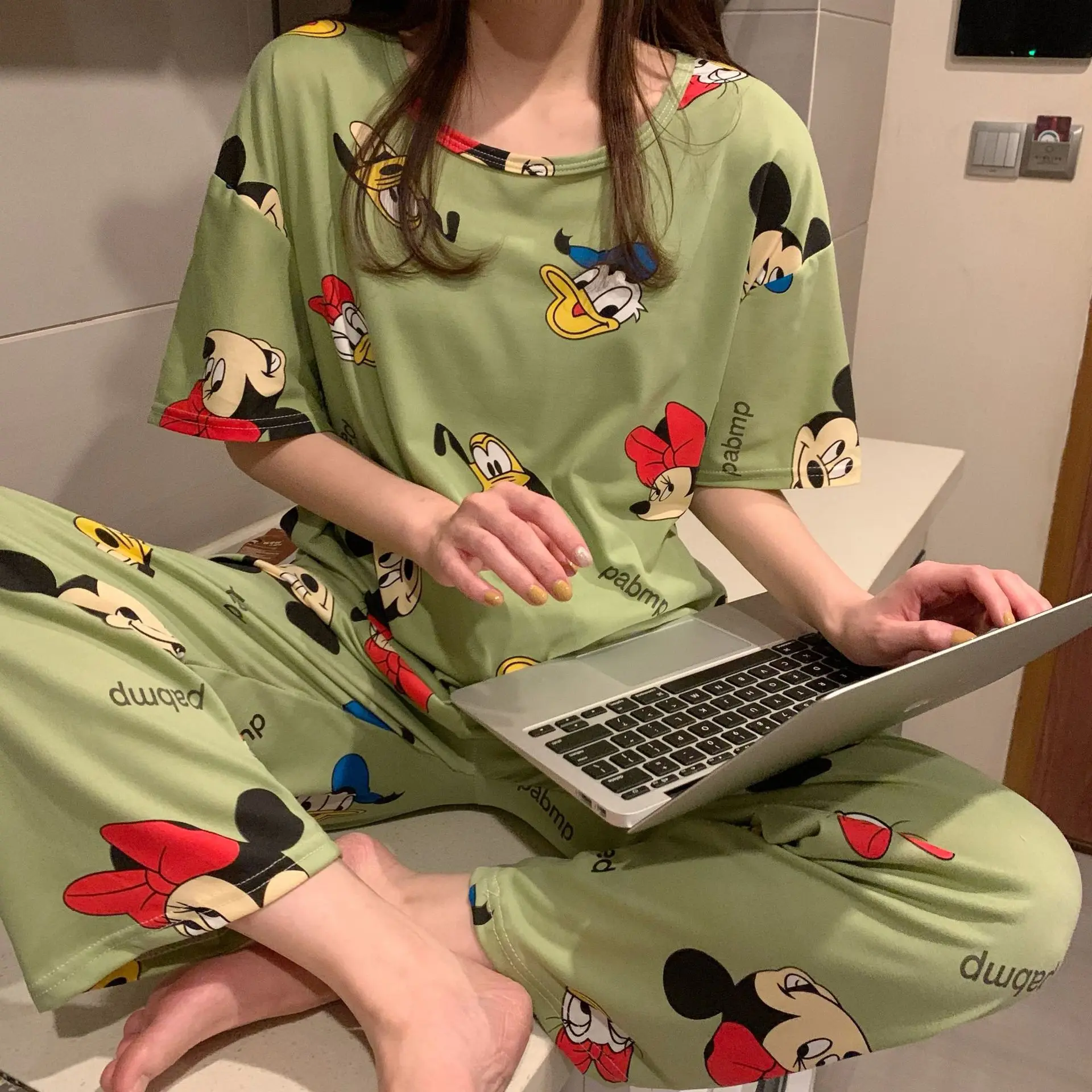 Disney-Pijama con estampado de Mickey y Minnie para mujer, pantalones de manga corta, traje fino de dos piezas, ropa informal para el hogar, Verano