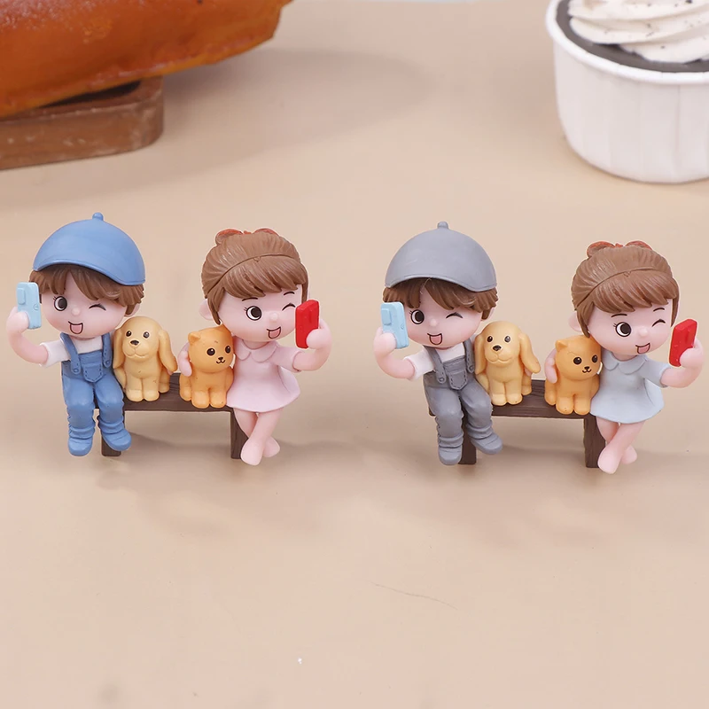 2Pcs/Pair Cute Lovers Taking Selfies On A Stool Cake Decoration Car Ornament Couple Figurines Miniature Craft Fairy Garden Decor