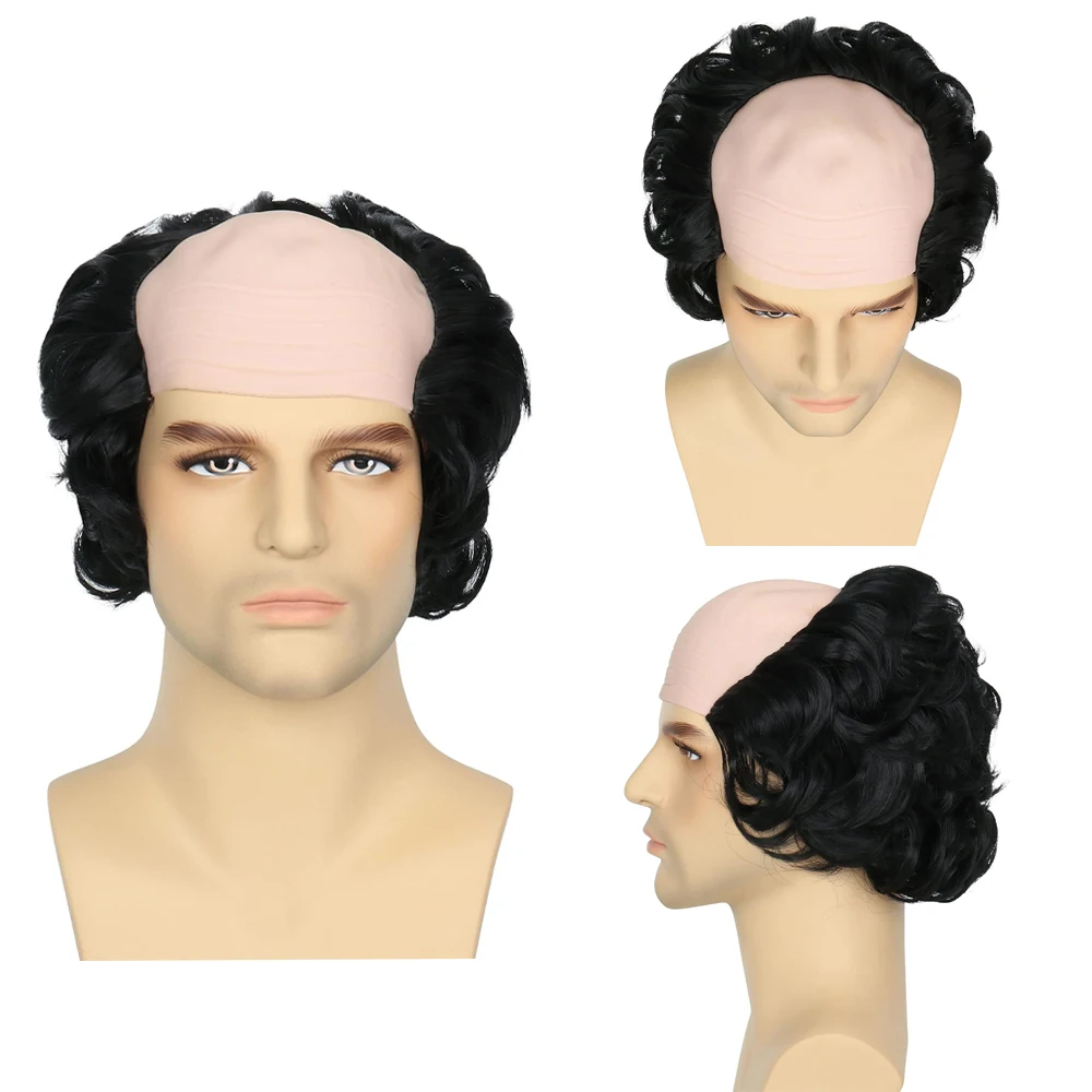 Um velho dirigido uma peruca careca com cabelo em ambos os lados. Ele realizou uma fase de festa de aniversário com cabelo sintético engraçado