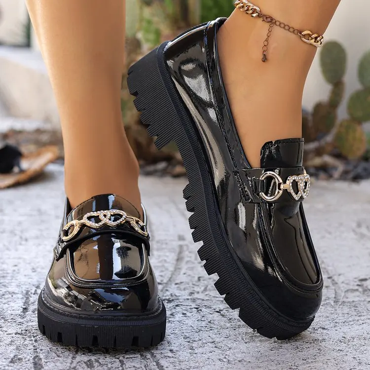 

Британские женские повседневные туфли-лоферы больших размеров, однотонные, на низком ходу, на толстой подошве, с круглым носком и металлическим декором, для весны и осени