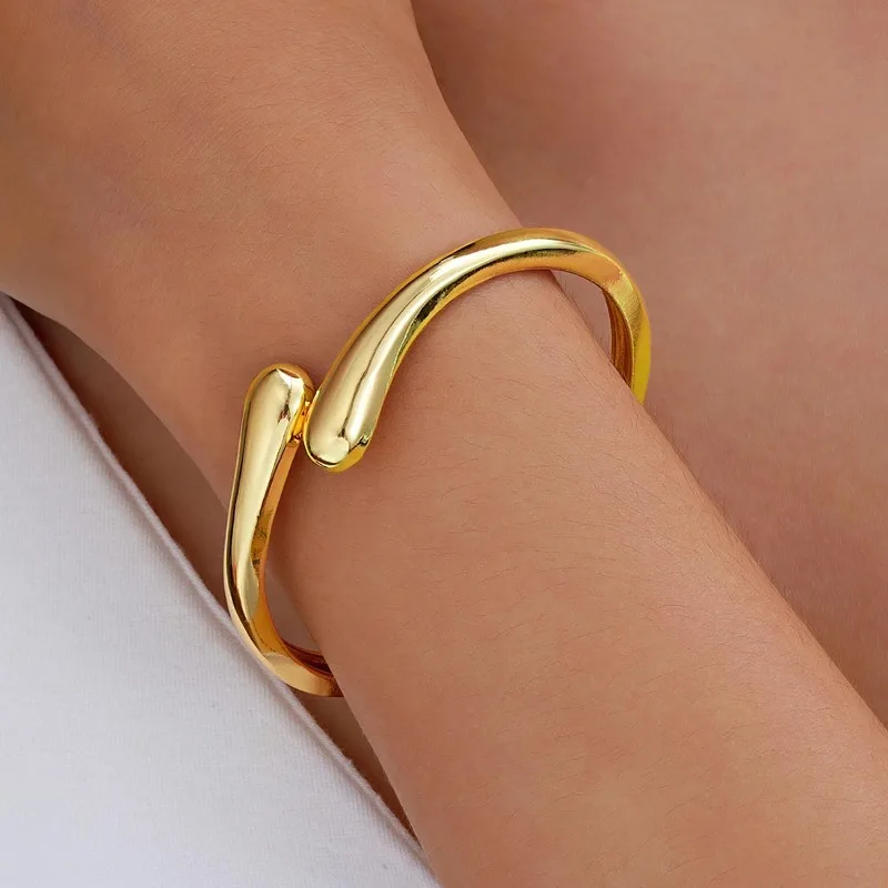 

Simple and Stylish Gold Color Geometric Opening Bracelet, Suitable for Women's Daily Wear, Holiday Party Accessories and Gifts