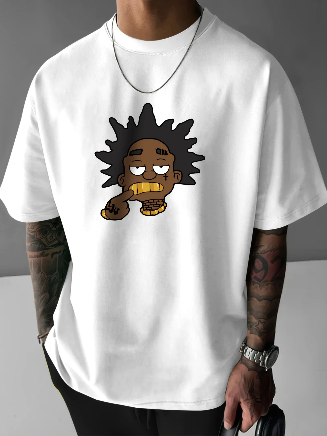 

Men's Graphic Print Casual Short-Sleeve T-Shirt - Stylish Black Character Design with Golden Chain, Round Neck