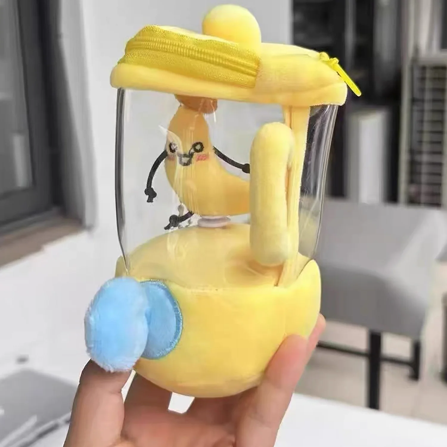 Leuke pluche fruitpers die speelgoedpop festivalcadeau trekken en decomprimeren