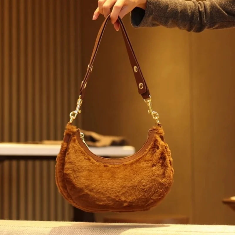 

Faux Fur Half Moon Women‘s Shoulder Bag Vintage Button Plush Underarm Bag Female Soft Crossbody Bag High-End Versatile Handbags