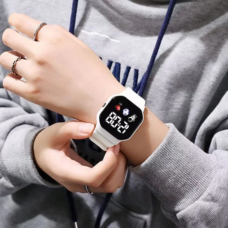 Reloj electrónico informal con decoración de latido del corazón de fútbol para mujer (verde oscuro/blanco/rosa/negro)