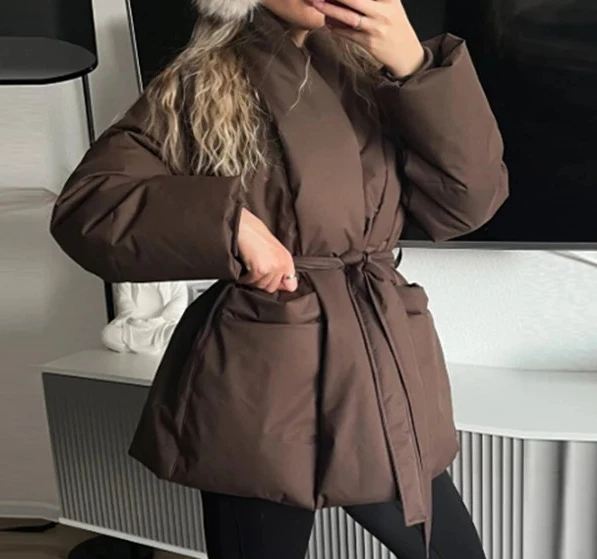 เสื้อโค้ทแฟชั่นผู้หญิงแบบใหม่ ปี 2025  เสื้อคลุมฤดูหนาวแบบผูกเชือก มีกระเป๋า แขนยาว คอวี ผ้าหนา อุ่น สีน้ำตาล สีดำ ผ้าฝ้าย