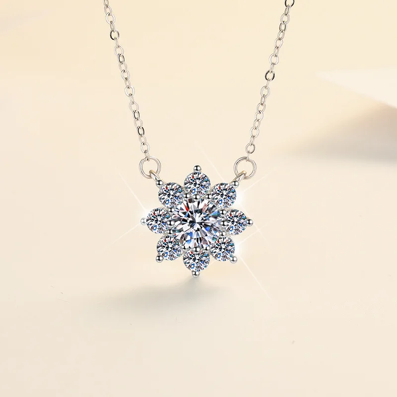 A fashionable, simple and high-end sunflower moissanite pendant collarbone chain
