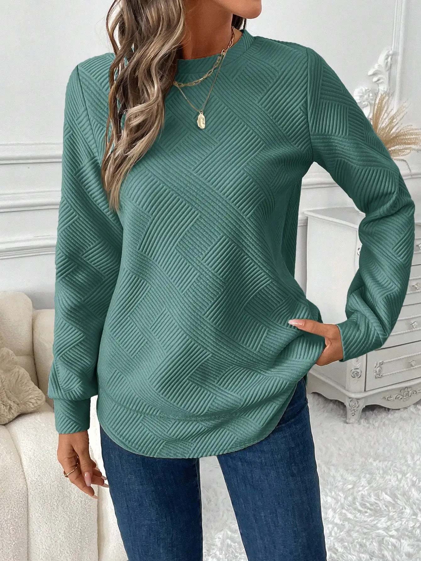 

Женский зеленый свитшот с круглым вырезом и асимметричным подолом из вафельной ткани